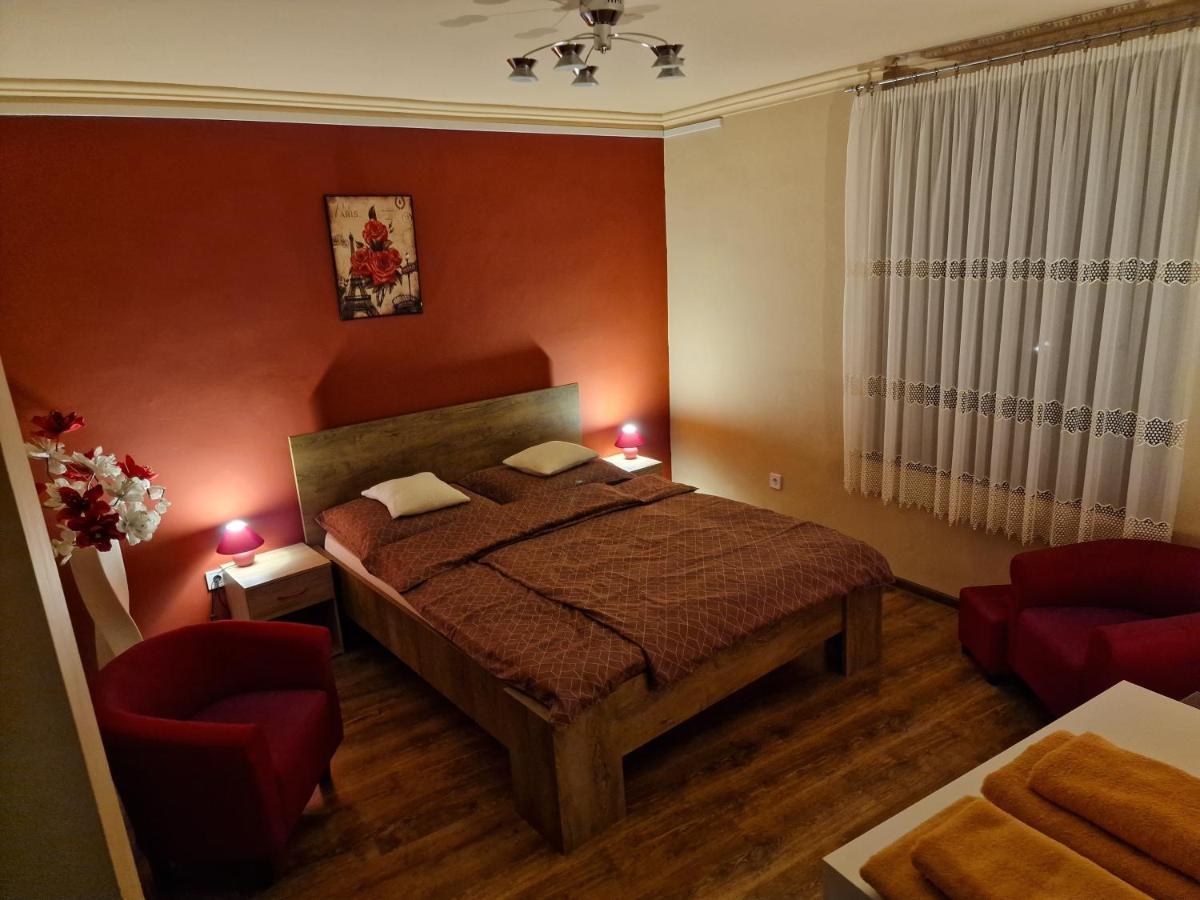 Matyas Apartman Tata Exterior foto